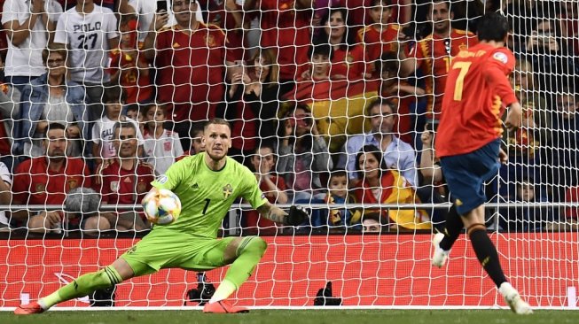 Striker Timnas Spanyol, Alvaro Morata (kanan), mengeksekusi tendangan penalti yang berbuah gol kedua bagi negaranya melawan Swedia dalam laga Kualifikasi Piala Eropa 2020 Grup F di Santiago Bernabeu, Madrid, Senin (10/6/2019). [AFP/Oscar Del Pozo]