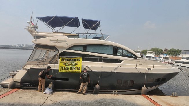 Kepolisian menyita kapal Fairline saat rilis penyelundupan narkotika jenis shabu sindikat kejahatan terorganisir Malaysia-Jakarta di Marina Batavia, Pelabuhan Sunda Kelapa, Jakarta, Selasa (11/6). [Suara.com/Muhaimin A Untung]