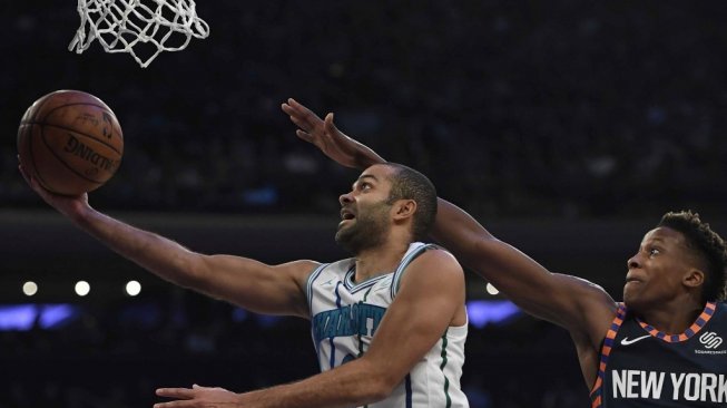 Tony Parker (kiri) melakukan layup saat memperkuat Charlotte Hornets yang coba dihadang guard New York Knicks, Frank Ntilikina, dalam laga lanjutan NBA 2018/2019 di Madison Square Garden, New York, Minggu (9/12/2018). [AFP/Sarah Stier]Mantan bintang NBA asal Prancis, Tony Parker. [AFP/Logan Cyrus]