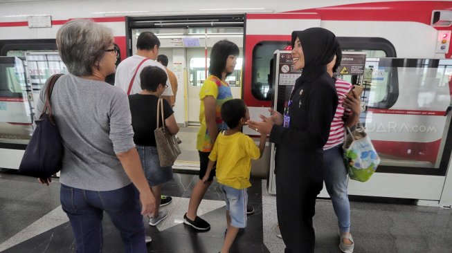 Resmi Dijual Komersil, Pembeli Pertama Tiket LRT Dapat Kejutan