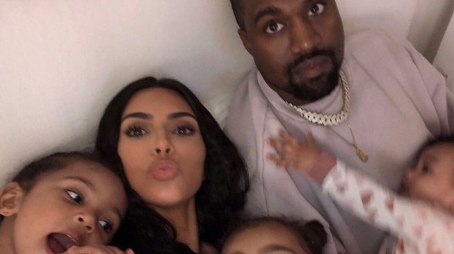Kim Kardahsian, Kanye West, dan ketiga anaknya. (Instagram/@kimkardashian)