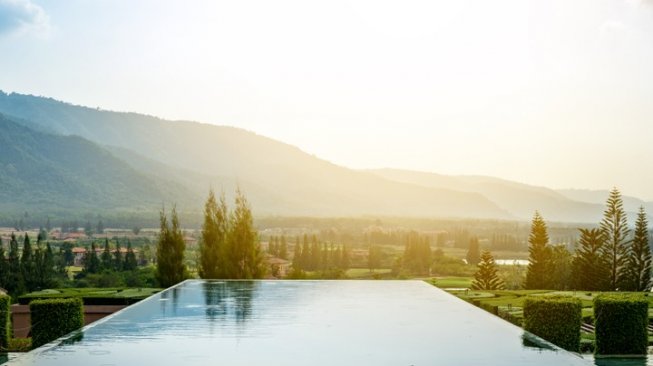 Infinity pool alias kolam renang tanpa batas. (shutterstock)