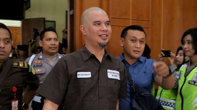 Terdakwa kasus dugaan pencemaran nama baik Ahmad Dhani Prasetyo mengikuti sidang di Pengadilan Negeri Surabaya, Jawa Timur, Selasa (11/6). ANTARA FOTO/Didik Suhartono