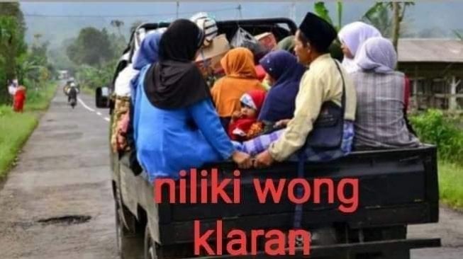 Angkutan sapu jagat itu bernama mobil bak terbuka.(Facebook/Sedulur Indramayu)