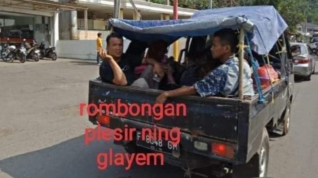 Angkutan sapu jagat itu bernama mobil bak terbuka.(Facebook/Sedulur Indramayu)