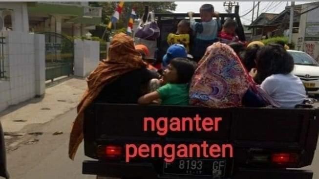 Angkutan sapu jagat itu bernama mobil bak terbuka.(Facebook/Sedulur Indramayu)