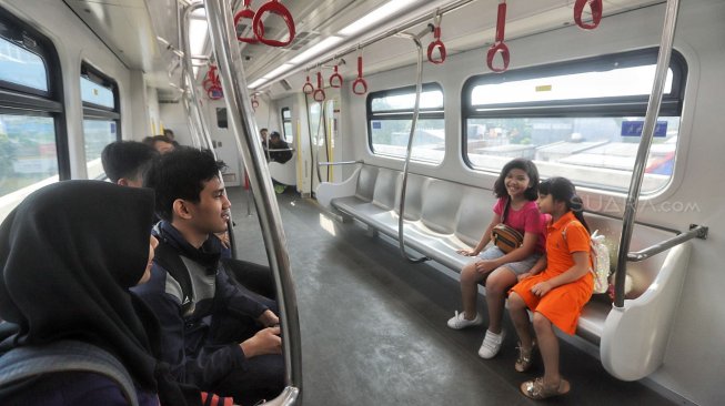 Warga mencoba moda transportasi LRT saat uji publik pengoperasian LRT jakarta, Jakarta, Selasa (11/6). [Suara.com/Muhaimin A Untung]