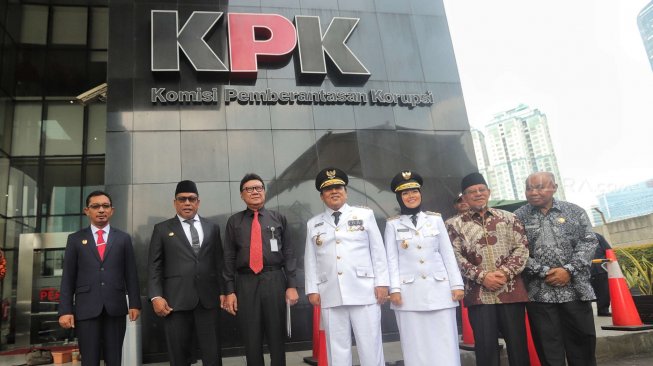 Menteri Dalam Negeri Tjahjo Kumolo bersama Gubernur Maluku Murad Ismail dan Wakil Gubernur Barnabas Orno, Gubernur Maluku Utara Abdul Gani Kasuba dan Wakil Gunernur alyasin Ali dan Gubernur Lampung Arinal Djunaidi dan Wakil Gubernur Chusnunia saat tiba di Gedung KPK, Jakarta, Rabu (12/6).  [Suara.com/Muhaimin A Untung]
