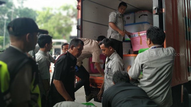 Total KPU Kasih 272 Box Kontainer Alat Bukti ke MK untuk Lawan Prabowo