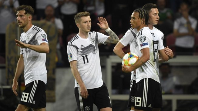 Para pemain Timnas Jerman merayakan kemenangan setelah berpesta gol ke gawang Estonia, dengan skor 8-0, pada lanjutan Kualifikasi Piala Eropa 2020 Grup C di Opel Arena, Mainz, Selasa (11/6/2019). [AFP/Ina Fassbender]