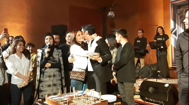 Thomas Djorghi mendapatkan pelukan dari Cut Tari di ultahnya yang ke-50. [Yuliani/Suara.com]