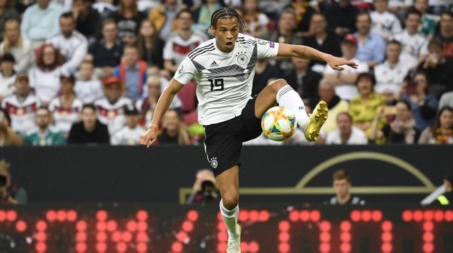 Pemain tengah Jerman Leroy Sane mengontrol bola selama pertandingan sepak bola Grup C kualifikasi Euro 2020 Jerman melawan Estonia di Opel Arena, Mainz, Jerman, Rabu (12/6). dini hari WIB. [INA FASSBENDER / AFP]