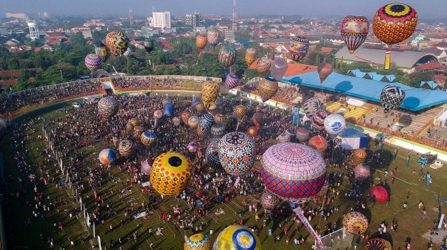 Sejumlah peserta mengikuti Java Traditional Balloon Festival Pekalongan 2019 di Stadion Hoegeng, Pekalongan, Jawa Tengah, Rabu (12/6). [ANTARA FOTO/Harviyan Perdana Putra]
