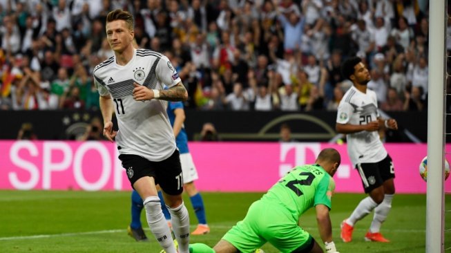Penyerang Timnas Jerman, Marco Reus, merayakan gol ke gawang Estonia pada lanjutan Kualifikasi Piala Eropa 2020 Grup C di Opel Arena, Mainz, Selasa (11/6/2019). [AFP/Ina Fassbender]