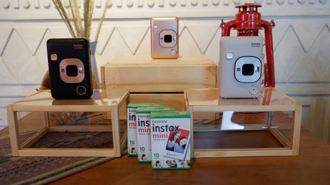 Kamera instax mini LiPlay dari Fujifilm. (Suara.com/Dinda Rachmawati)