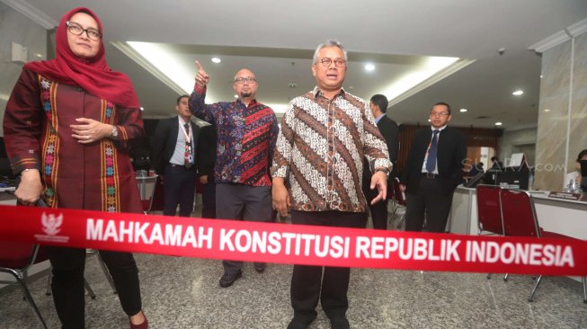 Ketua KPU Arief Budiman bersama komisoner KPU mendatangi Mahkamah Konstitusi (MK) menyerahkan bukti dan jawaban gugatan Pemilu 2019 ke Penitera MK, di Gedung Mahkamah Konstitusi, Jakarta Rabu (12/6). [Suara.com/Oke Atmaja]