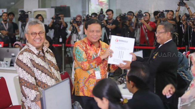 Ketua Bawaslu Abhan bersama Ketua KPU Arief Budiman mendatangi Mahkamah Konstitusi (MK) menyerahkan bukti dan jawaban gugatan Pemilu 2019 ke Penitera MK, di Gedung Mahkamah Konstitusi, Jakarta Rabu (12/6). [Suara.com/Muhaimin A Untung]