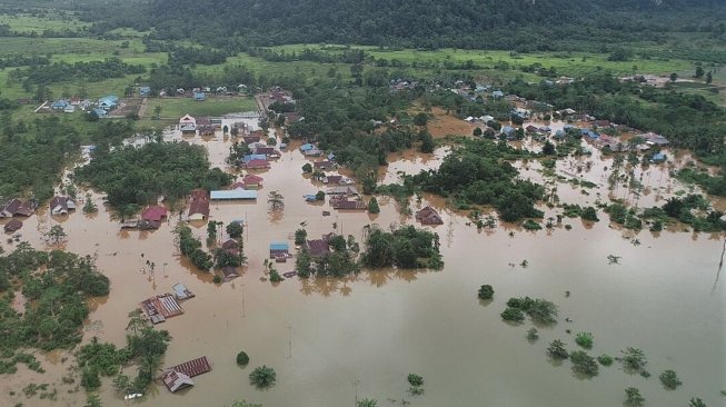 Foto udara kondisi banjir bandang yang memutuskan jalan Trans Sulawesi penghubung Sulawesi Tenggara-Sulawesi Tengah di Kecamatan Asera, Kabupaten Konawe Utara, Sulawesi Tenggara, Selasa (11/6). [ANTARA FOTO/Oheo Sakti]