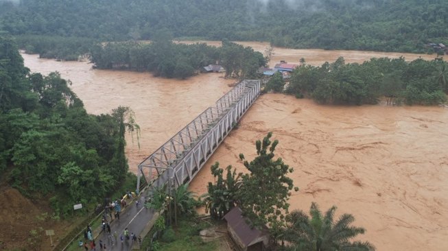 Diterjang Banjir, 3 Desa di Sumsel Terendam dan 2 Jembatan Putus