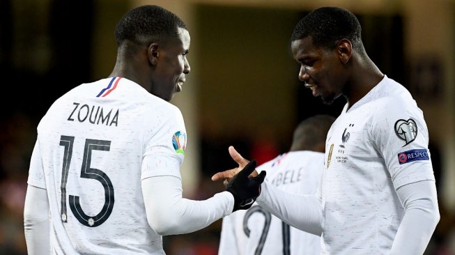 Bek Timnas Prancis, Kurt Zouma (kiri), merayakan gol bersama rekan senegaranya, Paul Pogba, saat timnya menghadapi tuan rumah Andorra pada lanjutan Kualifikasi Piala Eropa 2020 Grup H, Selasa (11/6/2019), di Estadi Nacional, Andorra le Vella. [AFP/Franck Fife]