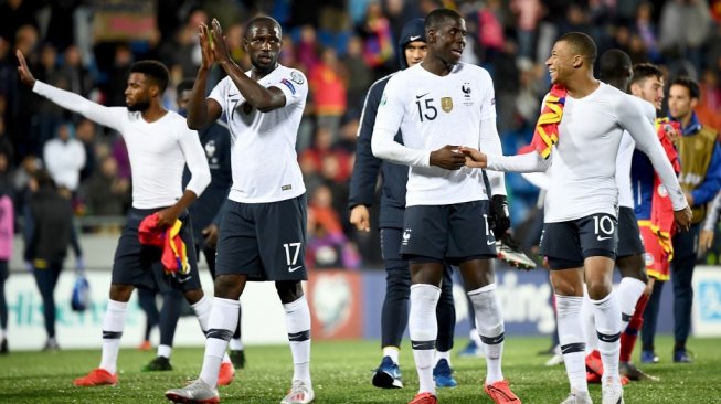 Para pemain Prancis merayakan kemenangan atas tuan rumah Andorra, 4-0, pada lanjutan Kualifikasi Piala Eropa 2020 Grup H di Estadi Nacional, Andorra la Vella, Selasa (11/6/2019). [AFP/Franck Fife]