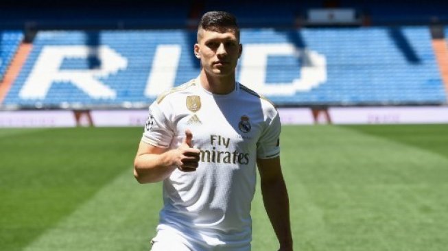 Pemain baru Real Madrid Luka Jovic berpose di Santiago Bernabeu setelah secara resmi diperkenalkan kepada publik. PIERRE-PHILIPPE MARCOU / AFP