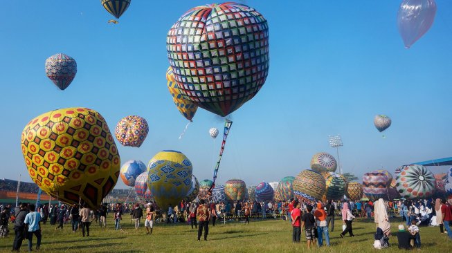 Sejumlah peserta mengikuti Java Traditional Balloon Festival Pekalongan 2019 di Stadion Hoegeng, Pekalongan, Jawa Tengah, Rabu (12/6). [ANTARA FOTO/Harviyan Perdana Putra]
