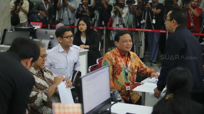 Ketua Bawaslu Abhan bersama Ketua KPU Arief Budiman mendatangi Mahkamah Konstitusi (MK) menyerahkan bukti dan jawaban gugatan Pemilu 2019 ke Penitera MK, di Gedung Mahkamah Konstitusi, Jakarta Rabu (12/6). [Suara.com/Oke Atmaja]