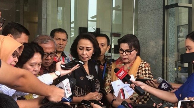 Ketua Pansel Capim KPK Yenti Ganarsih usai bertemu pimpinan KPK di gedung KPK, Rabu (12/6/2019). (Suara.com/Welly Hidayat)