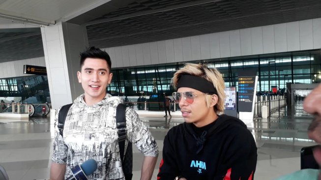Atta Halilintar dan Verrell Bramasta di Bandara Soekarno-Hatta, Cengkareng, Tangerang, Rabu (12/6/2019). [Sumarni/Suara.com]