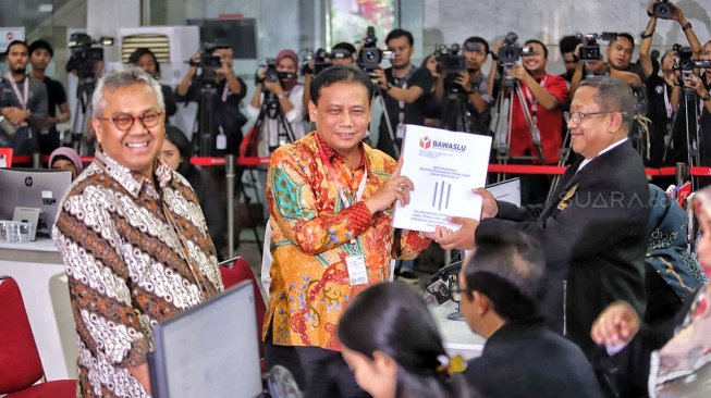Ketua Bawaslu Abhan bersama Ketua KPU Arief Budiman mendatangi Mahkamah Konstitusi (MK) menyerahkan bukti dan jawaban gugatan Pemilu 2019 ke Penitera MK, di Gedung Mahkamah Konstitusi, Jakarta Rabu (12/6). [Suara.com/Oke Atmaja]