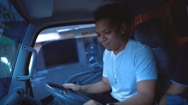 Ajib, Vlogger Qorygore Beli Truk Pakai Uang Pecahan Puluhan Ribu