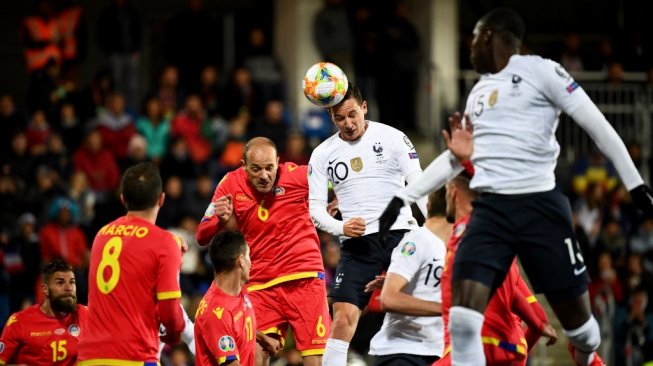 Penyerang Timnas Prancis, Florian Thauvin (tengah), menyundul bola saat timnya menghadapi tuan rumah Andorra pada lanjutan Kualifikasi Piala Eropa 2020 Grup H, Selasa (11/6/2019), di Estadi Nacional, Andorra le Vella. [AFP/Franck Fife]