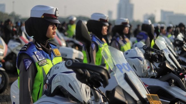 Ribuan personil Polri dan TNI menggelar apel bersama di Lapangan Silang Monas, Jakarta, Kamis (13/6). [Suara.com/Muhaimin A Untung]