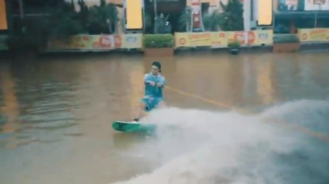 Protes, Pemuda Samarinda Berselancar Wakeboarding di Lokasi Banjir