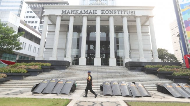 Suasana di depan Gedung Mahkamah Konstitusi, Jakarta, Kamis (13/6). [Suara.com/Muhaimin A Untung]