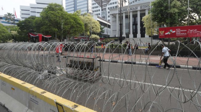 Suasana di depan Gedung Mahkamah Konstitusi, Jakarta, Kamis (13/6). [Suara.com/Muhaimin A Untung]