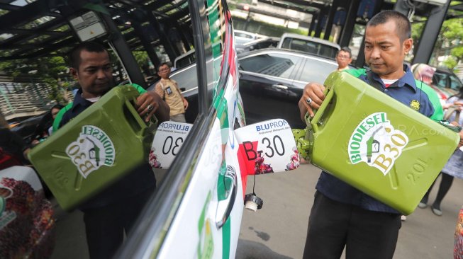 Petugas menuang bahan bakar Biodisel 30 saat launching road test penggunaan B30 di gedung KESDM, Jakarta, Kamis (13/6). [Suara.com/Muhaimin A Untung] 