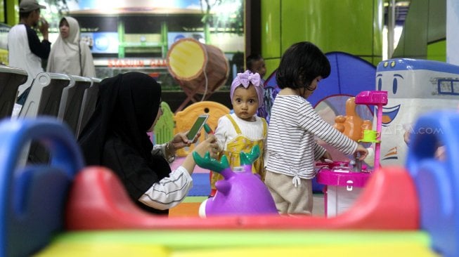 Sejumlah anak-anak menikmati fasilitas area permainan anak (playground) di Stasiun Kereta Api Gambir, Jakarta, Rabu (12/6). [Suara.com/Arief Hermawan P]
