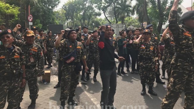 Ratusan anggota Banser saat mendatangi sidang Gus Nur di PN Surabaya. (Beritajatim.com)