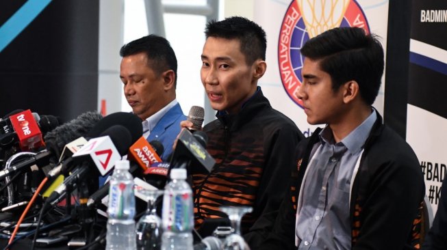 Mega bintang bulutangkis Malaysia, Lee Chong Wei (tengah), mengumumkan pensiun pada, Kamis (13/6/2019). [AFP/Mohd Rasfan]