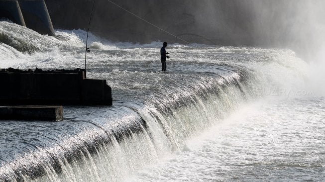 Warga memancing di Bendungan Karet atau Dam Karet (Rubber Dam), Kecamatan Megaluh, Kabupaten Jombang, Jawa Timur, Kamis (13/6). [Suara.com/Arief Hermawan P]