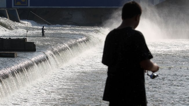 Warga memancing di Bendungan Karet atau Dam Karet (Rubber Dam), Kecamatan Megaluh, Kabupaten Jombang, Jawa Timur, Kamis (13/6). [Suara.com/Arief Hermawan P]