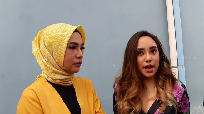 Heidy Sunan dan Salmafina Sunan di Jalan Kapten P. Tendean, Mampang Prapatan, Jakarta Selatan, Kamis (13/6/2019). [Yuliani/Suara.com]