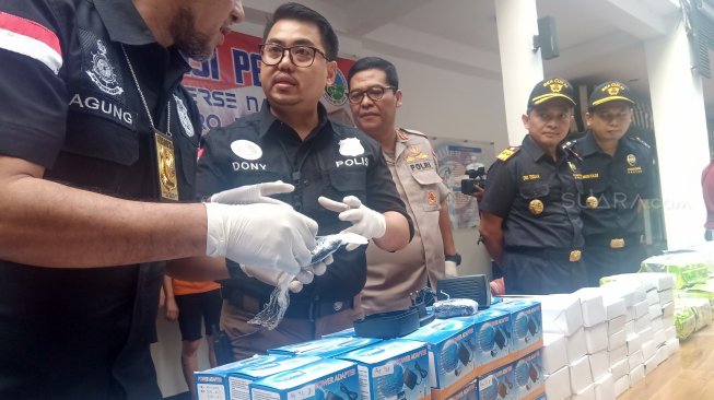 Jajaran Direktorat Reserse Narkoba Polda Metro Jaya menggagalkan penyelundupan narkotika jenis sabu yang dimasukkan ke dalam adaptor charge serta ember cat. (Suara.com/Yosea Arga)