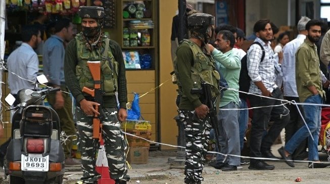 Pasukan paramiliter India berjaga di salah satu sudut Kota Kashmir. (AFP)