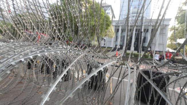 Suasana di depan Gedung Mahkamah Konstitusi, Jakarta, Kamis (13/6). [Suara.com/Muhaimin A Untung]