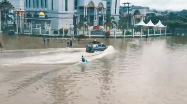 Pemuda Samarinda bermain wakeboarding protes banjir (Instagram)