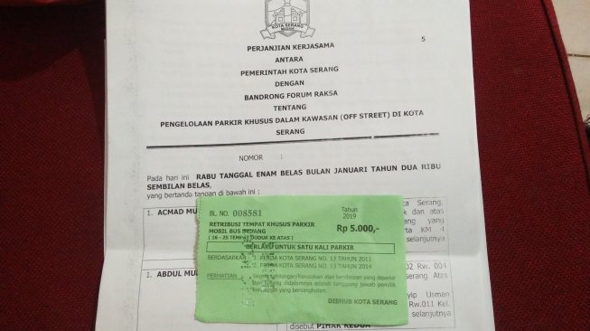 Surat perjanjian pengelolaan parkir dalam kawasan Kota Serang. [Suara.com/Yandhi Deslatama]