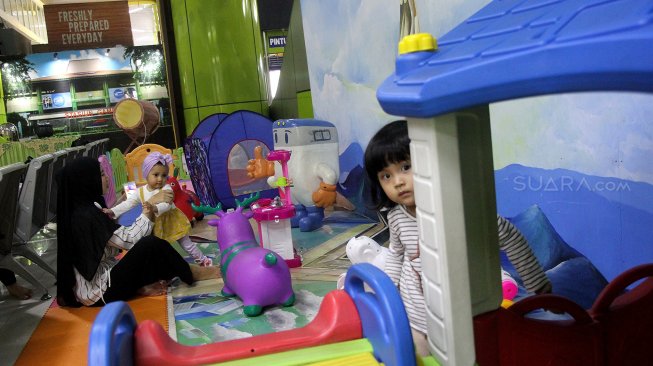 Sejumlah anak-anak menikmati fasilitas area permainan anak (playground) di Stasiun Kereta Api Gambir, Jakarta, Rabu (12/6). [Suara.com/Arief Hermawan P]
